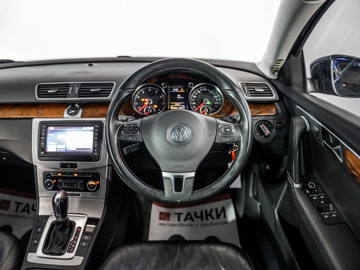 Volkswagen Passat 2011 - фото автомобиля