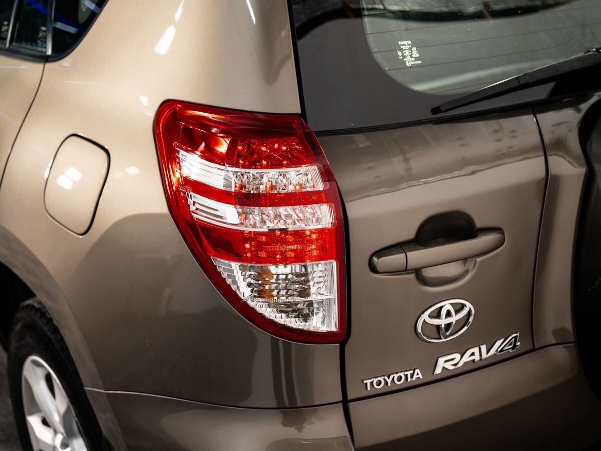 Toyota RAV4 2010 - фото автомобиля