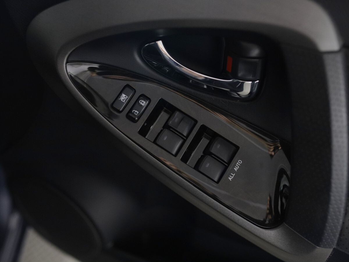 Toyota Vanguard 2012 - фото автомобиля