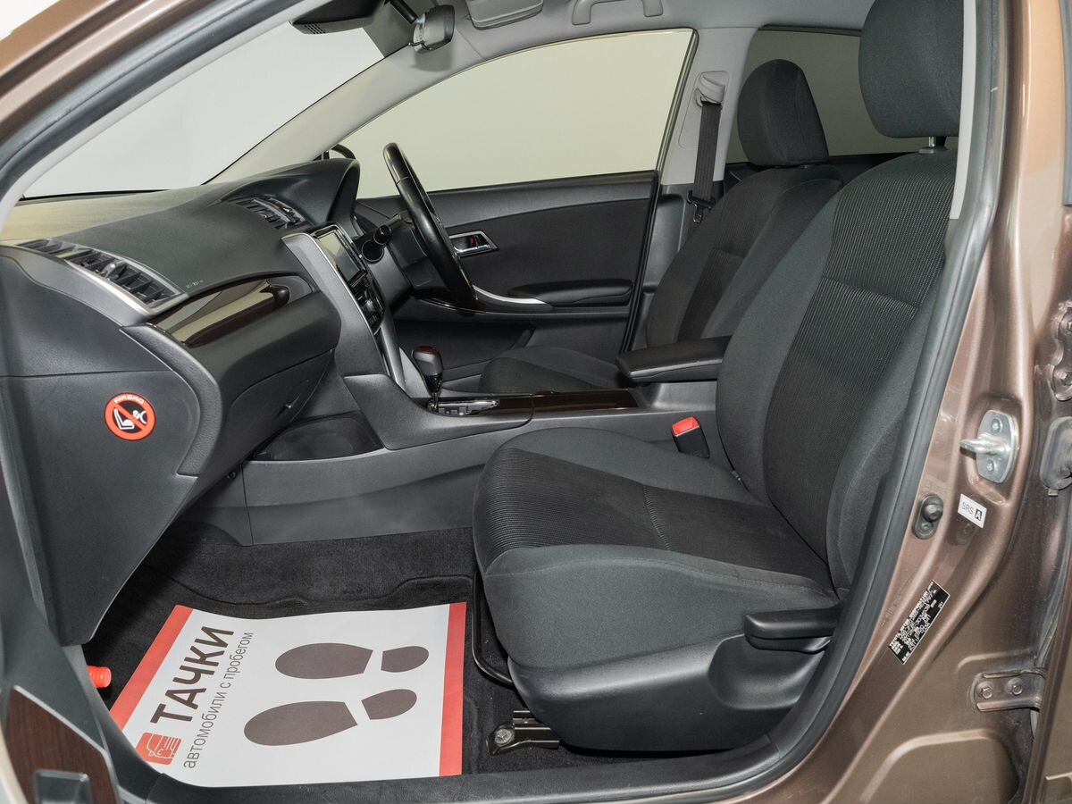 Toyota Premio 2018 - фото автомобиля