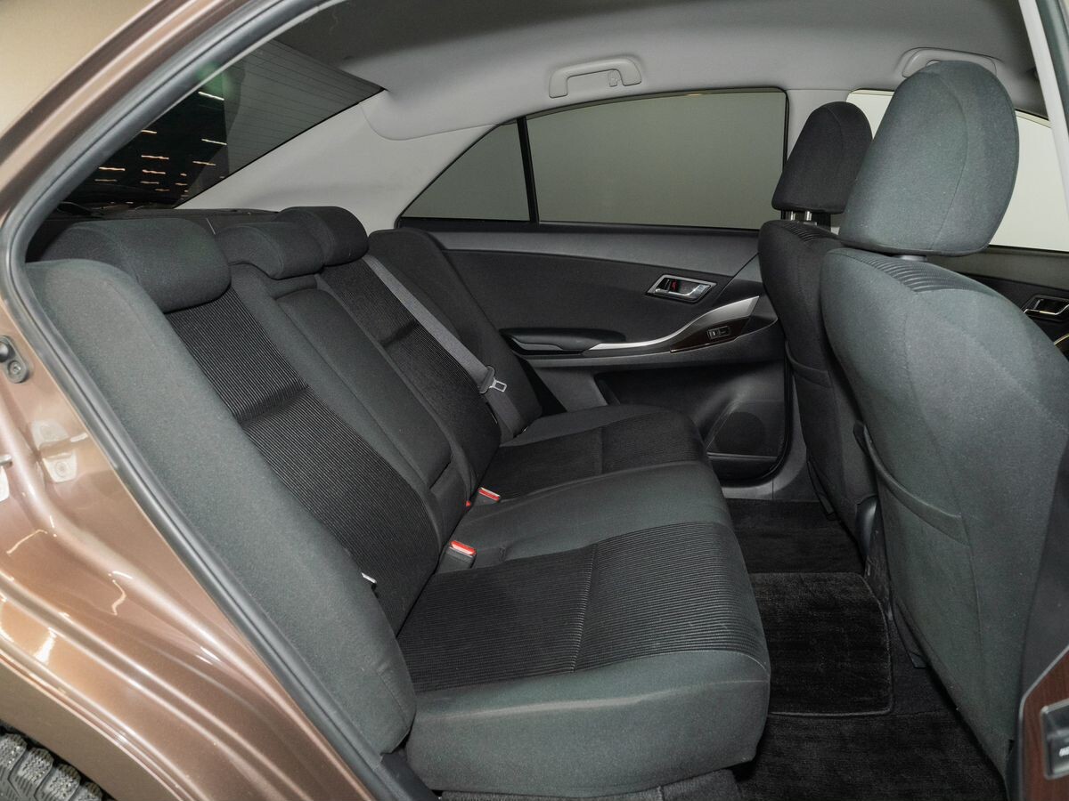 Toyota Premio 2018 - фото автомобиля