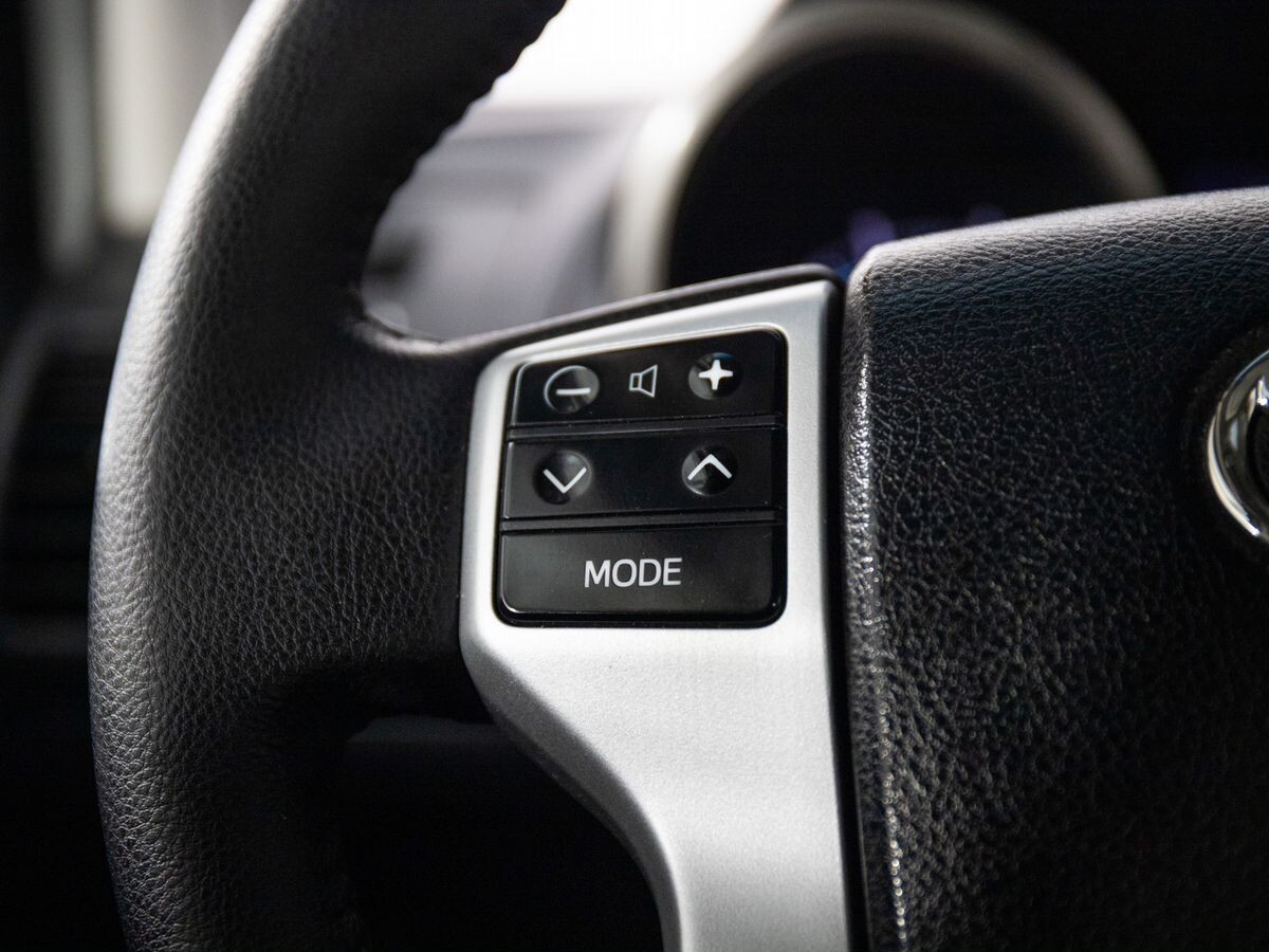 Toyota Land Cruiser Prado 2011 - фото автомобиля