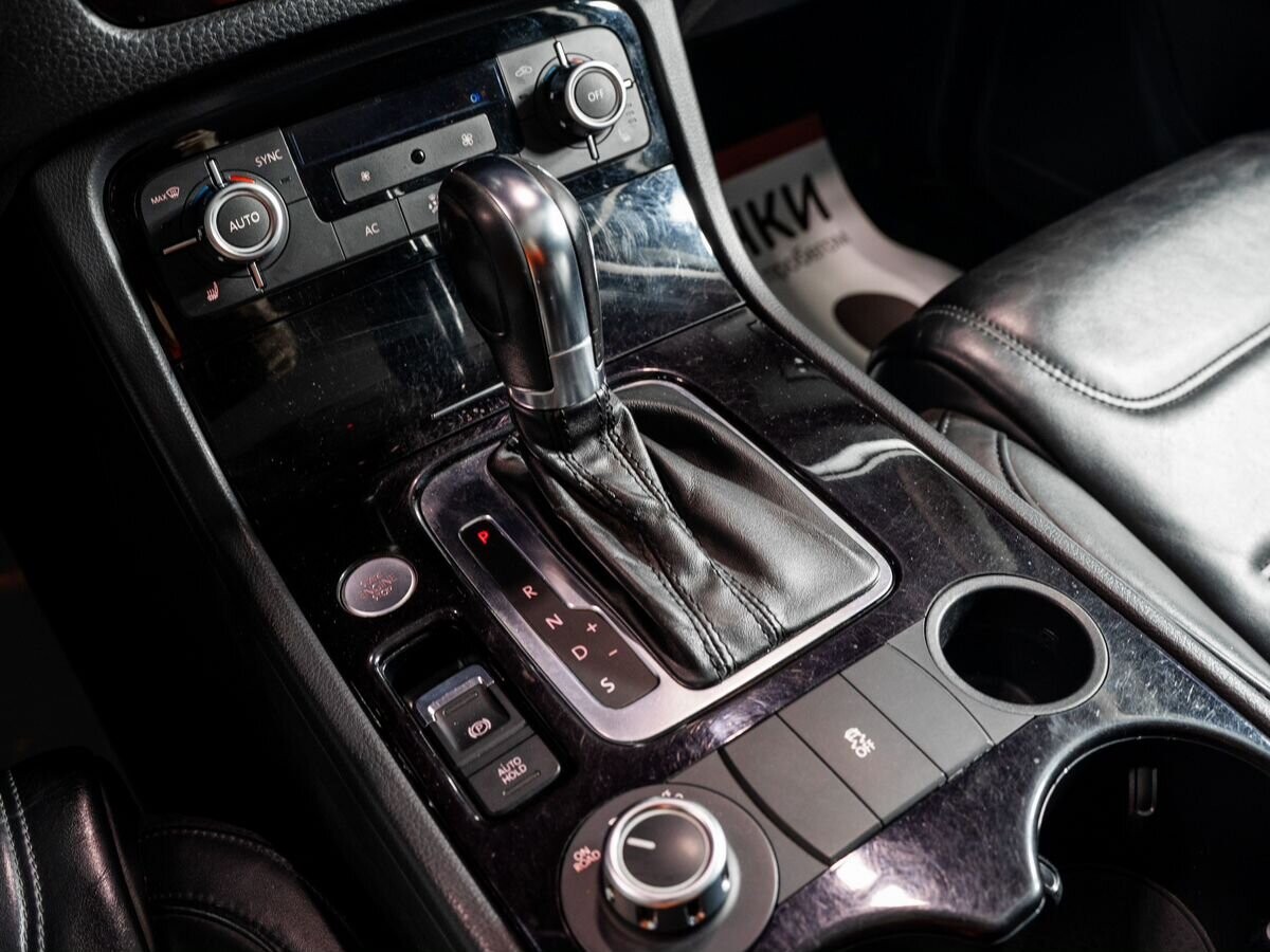 Volkswagen Touareg 2012 - фото автомобиля