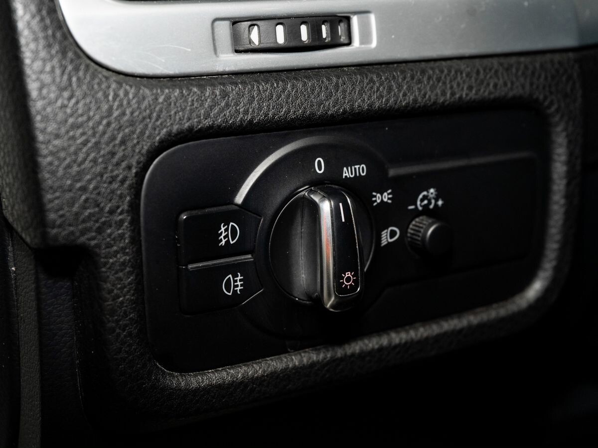 Volkswagen Touareg 2012 - фото автомобиля