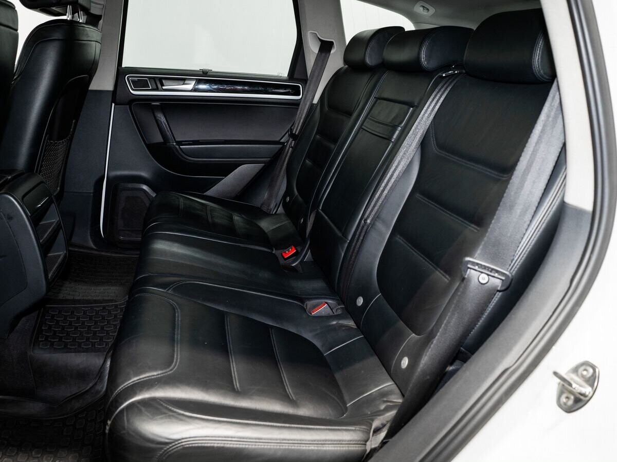 Volkswagen Touareg 2012 - фото автомобиля