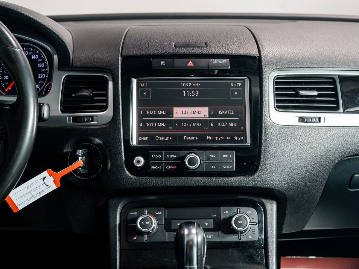 Volkswagen Touareg 2012 - фото автомобиля