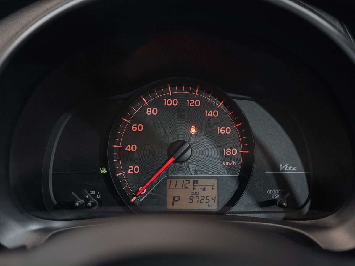 Toyota Vitz 2011 - фото автомобиля