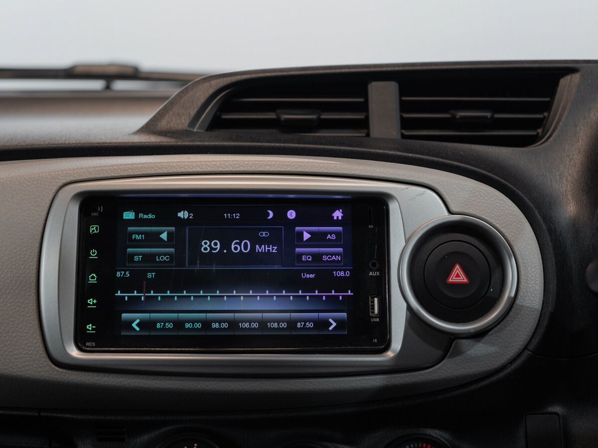 Toyota Vitz 2011 - фото автомобиля