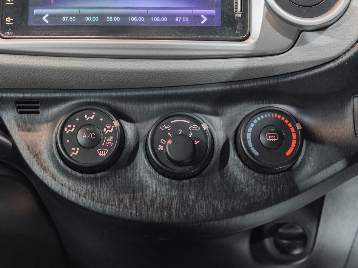 Toyota Vitz 2011 - фото автомобиля