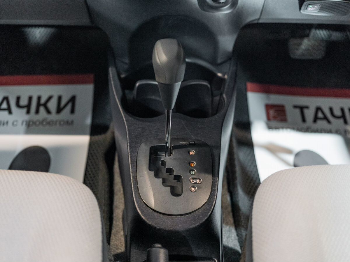 Toyota Vitz 2011 - фото автомобиля