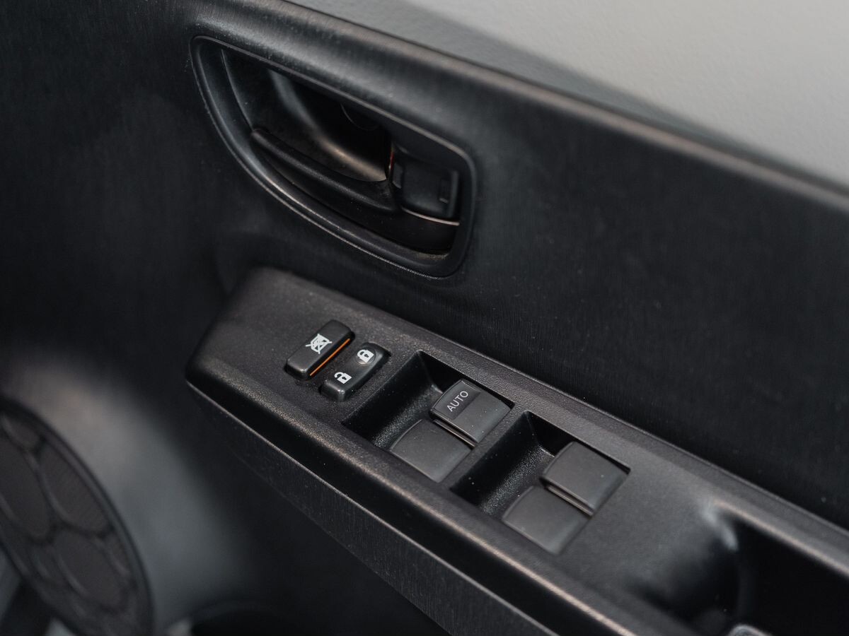 Toyota Vitz 2011 - фото автомобиля