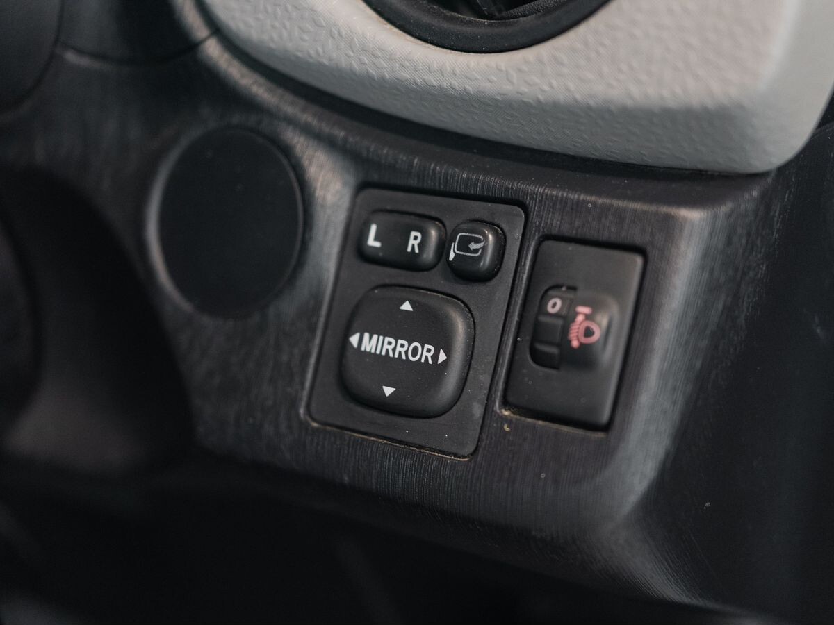 Toyota Vitz 2011 - фото автомобиля