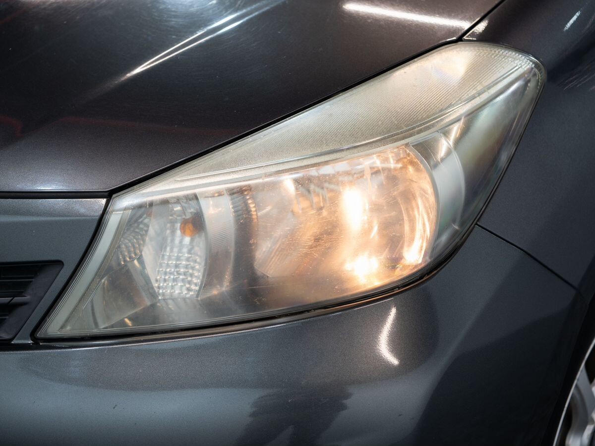 Toyota Vitz 2011 - фото автомобиля