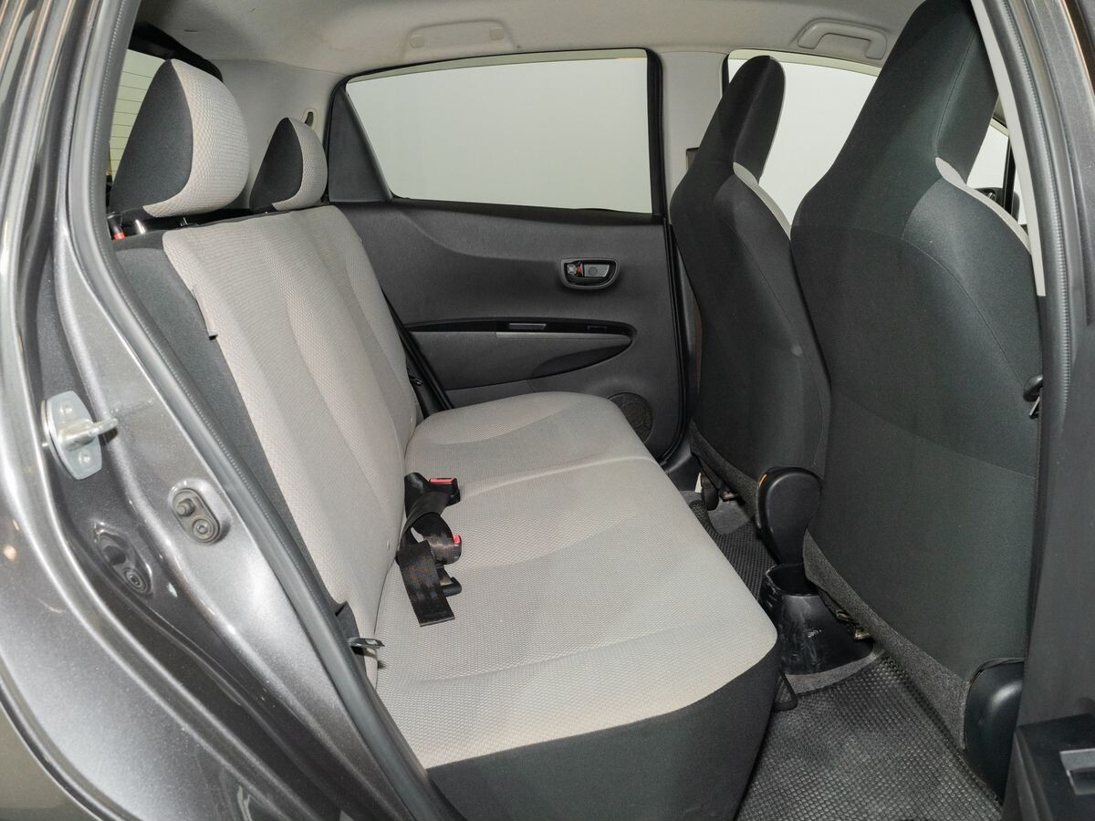 Toyota Vitz 2011 - фото автомобиля