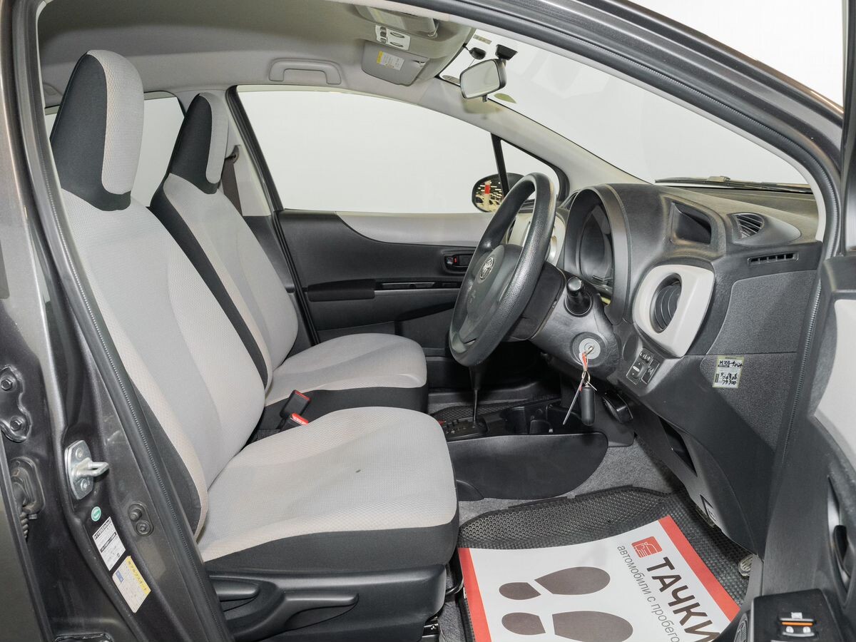 Toyota Vitz 2011 - фото автомобиля