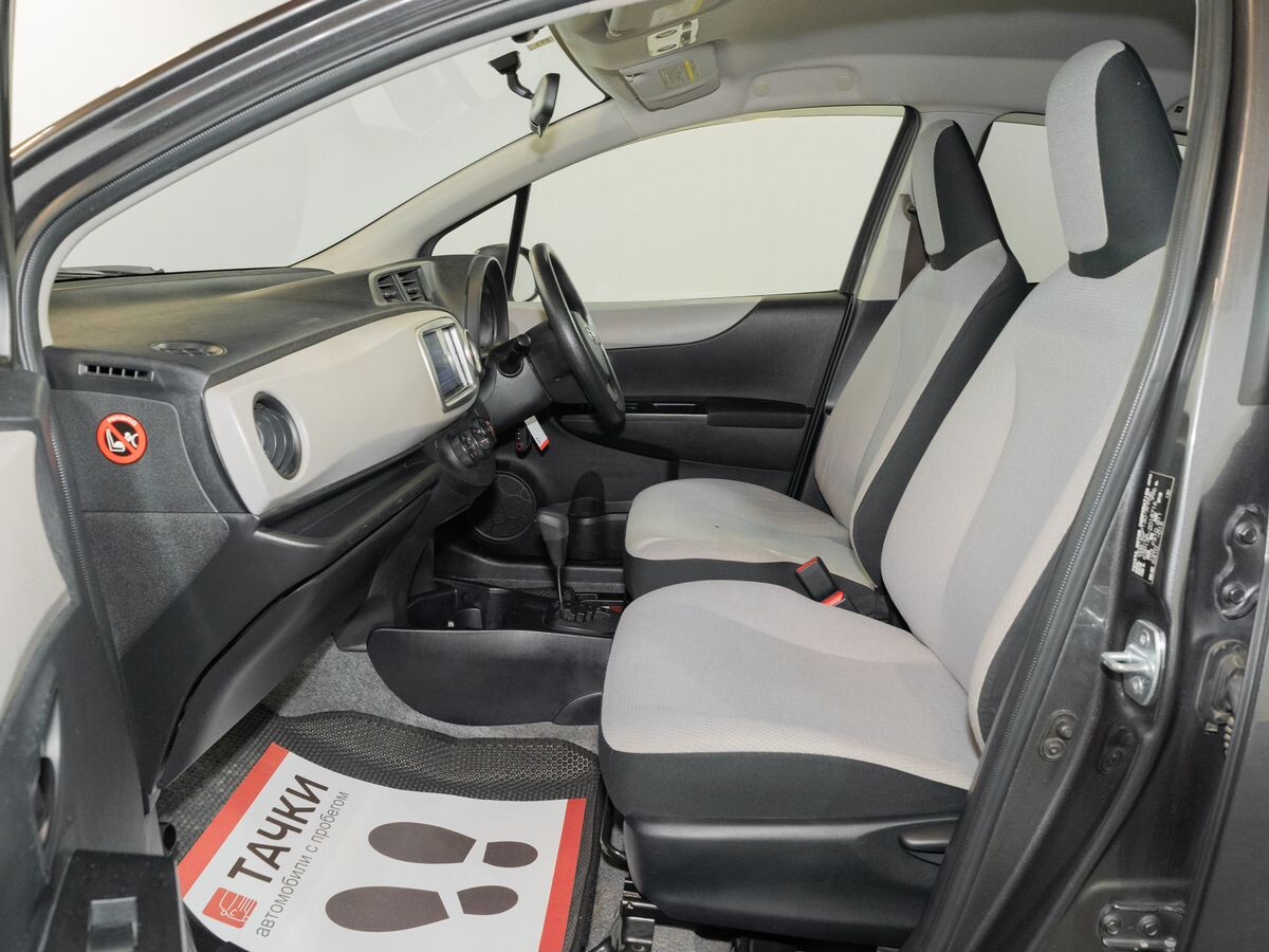 Toyota Vitz 2011 - фото автомобиля