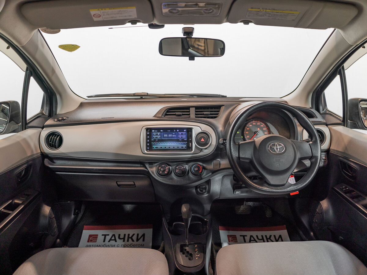 Toyota Vitz 2011 - фото автомобиля