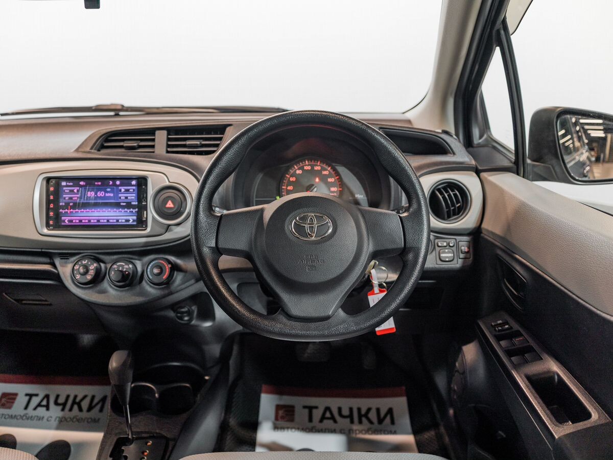Toyota Vitz 2011 - фото автомобиля