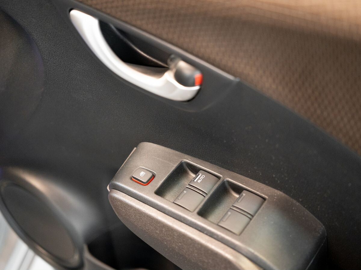 Honda Fit Shuttle 2012 - фото автомобиля