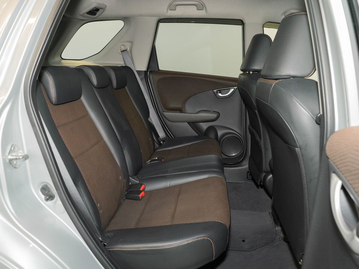 Honda Fit Shuttle 2012 - фото автомобиля