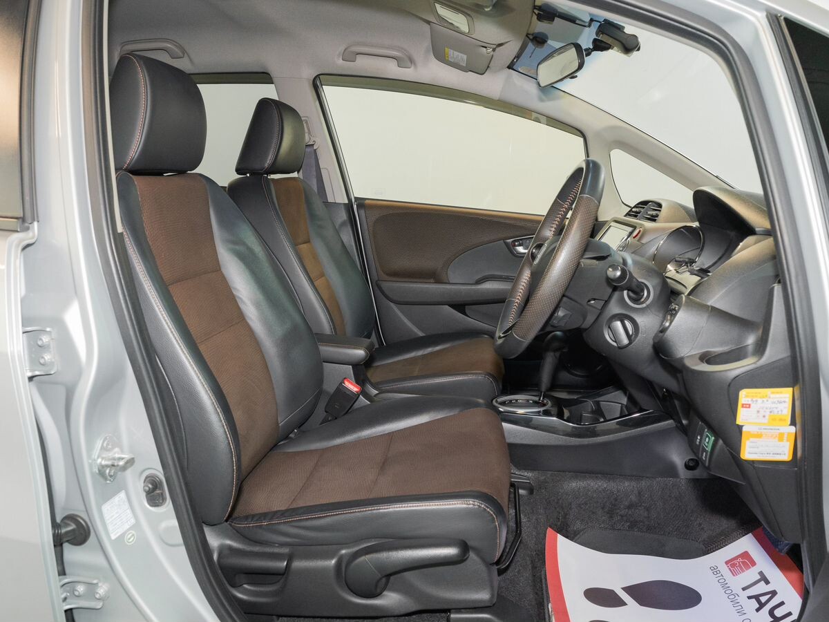 Honda Fit Shuttle 2012 - фото автомобиля