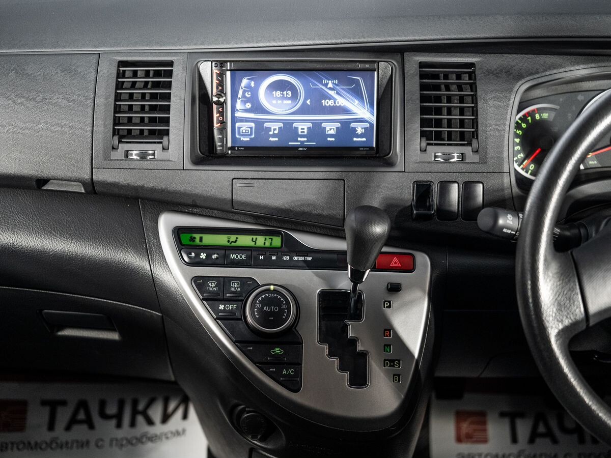 Toyota ISis 2012 - фото автомобиля