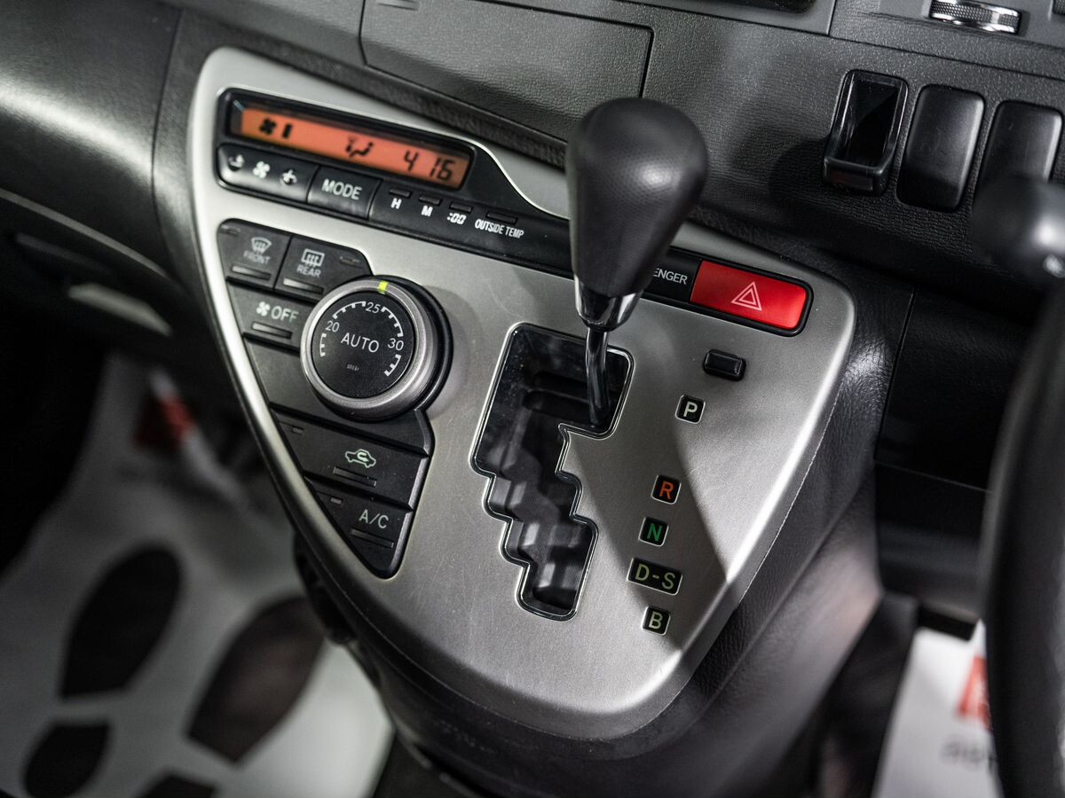 Toyota ISis 2012 - фото автомобиля