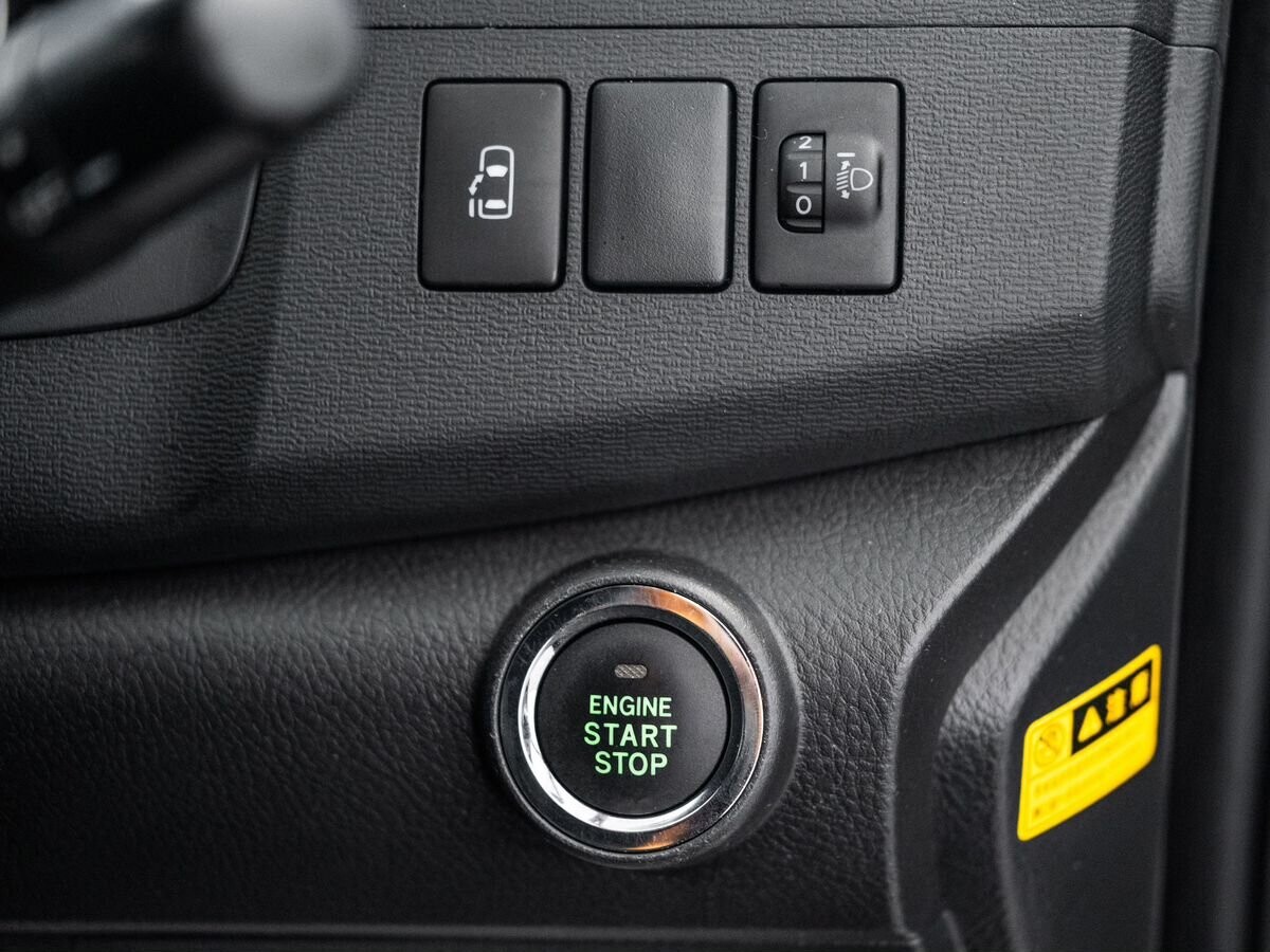 Toyota ISis 2012 - фото автомобиля