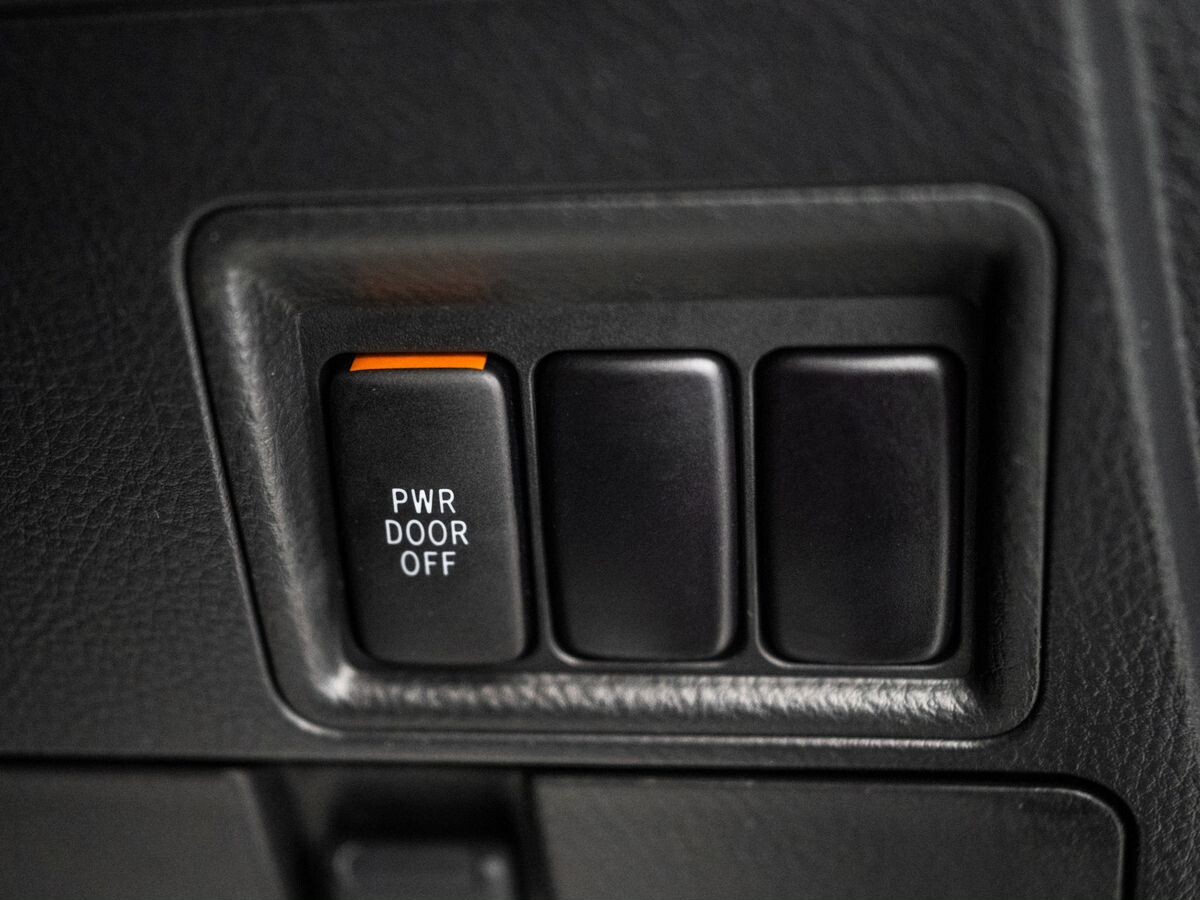 Toyota ISis 2012 - фото автомобиля