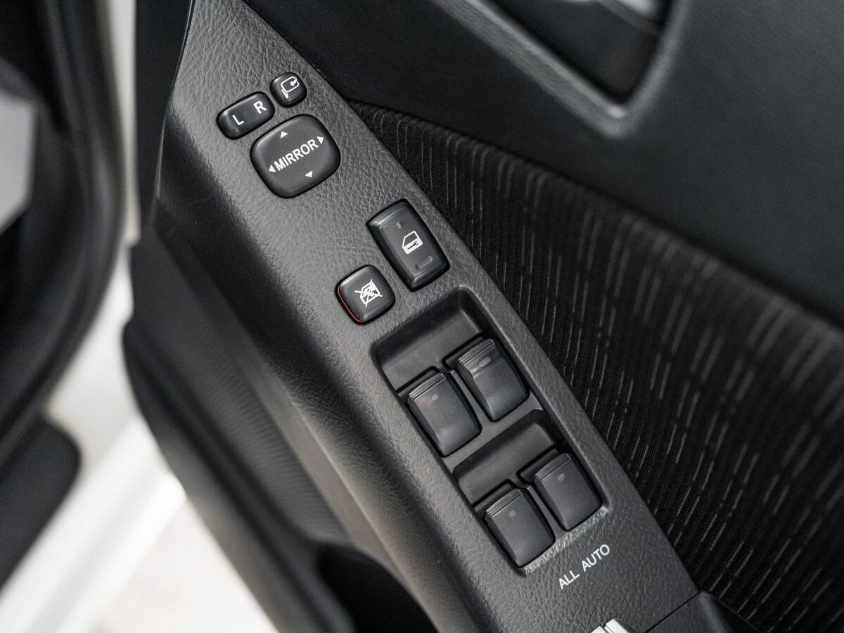 Toyota ISis 2012 - фото автомобиля