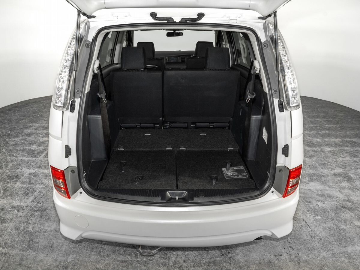 Toyota ISis 2012 - фото автомобиля