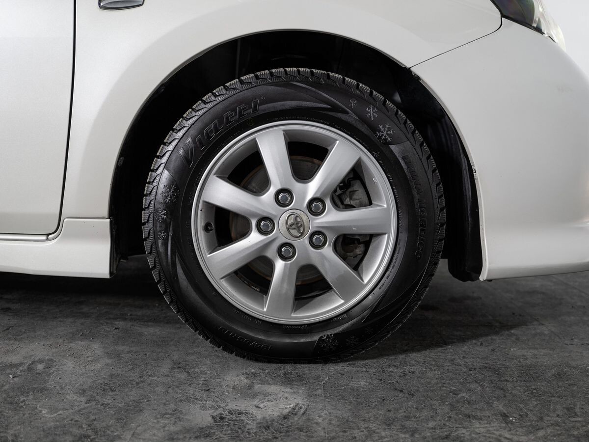 Toyota ISis 2012 - фото автомобиля