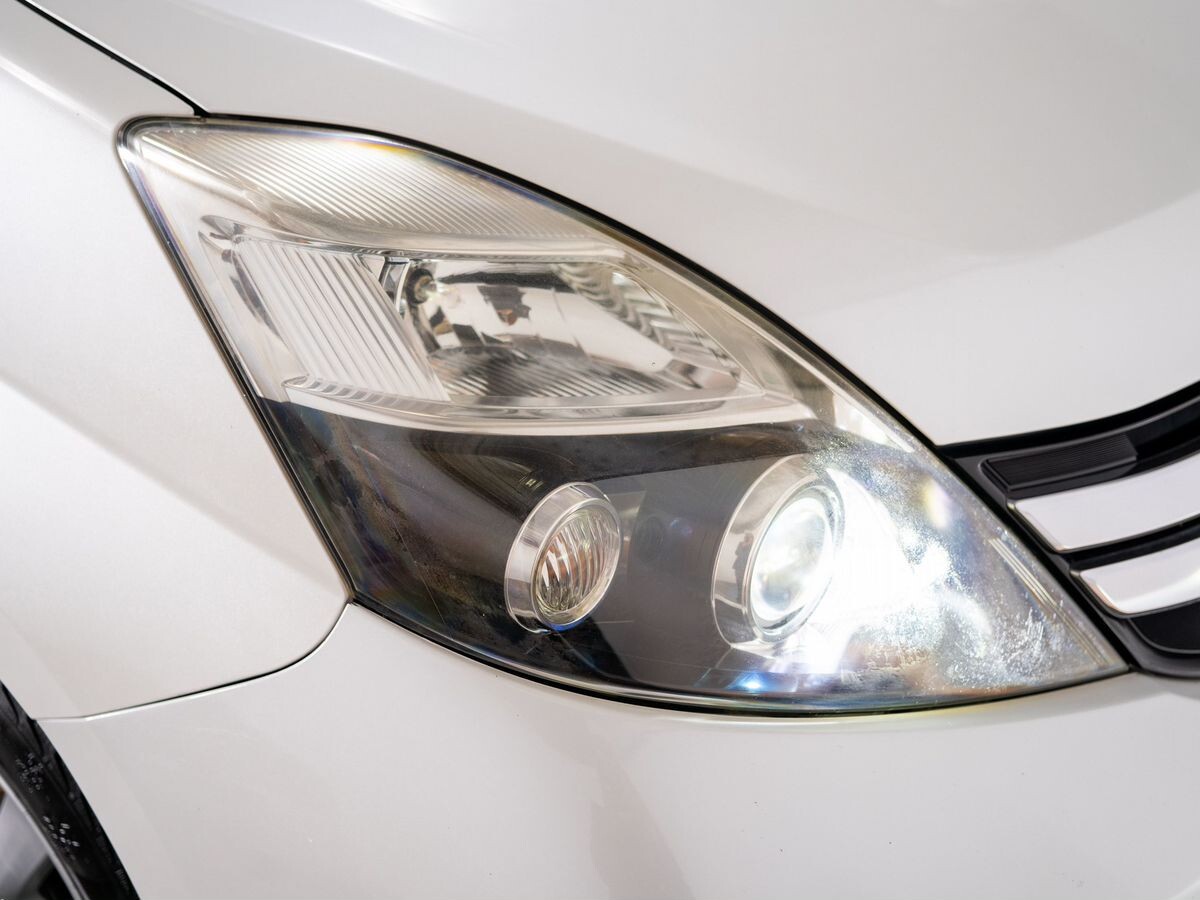 Toyota ISis 2012 - фото автомобиля