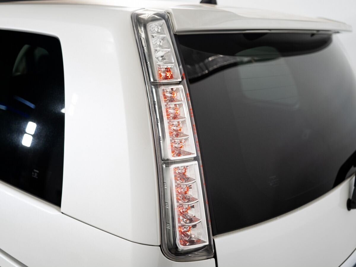 Toyota ISis 2012 - фото автомобиля