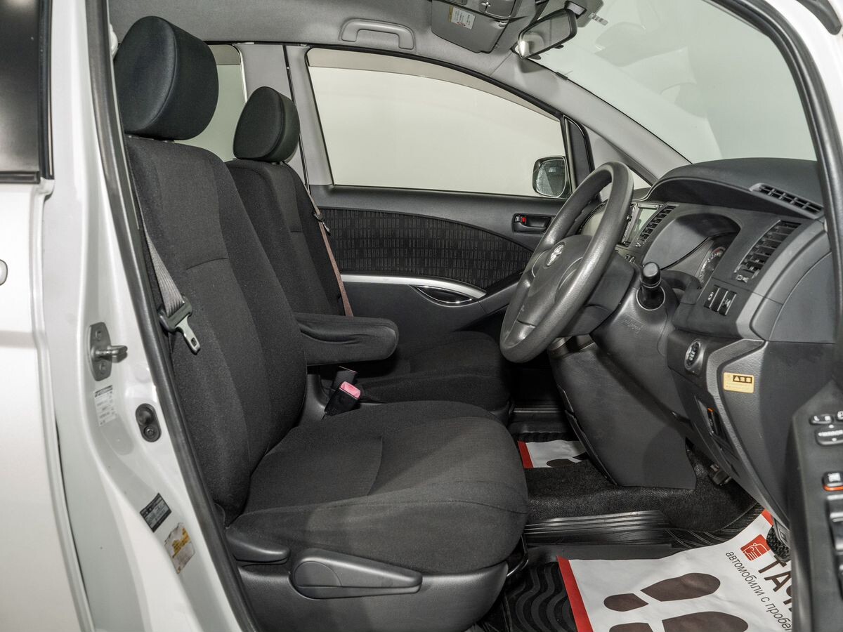 Toyota ISis 2012 - фото автомобиля