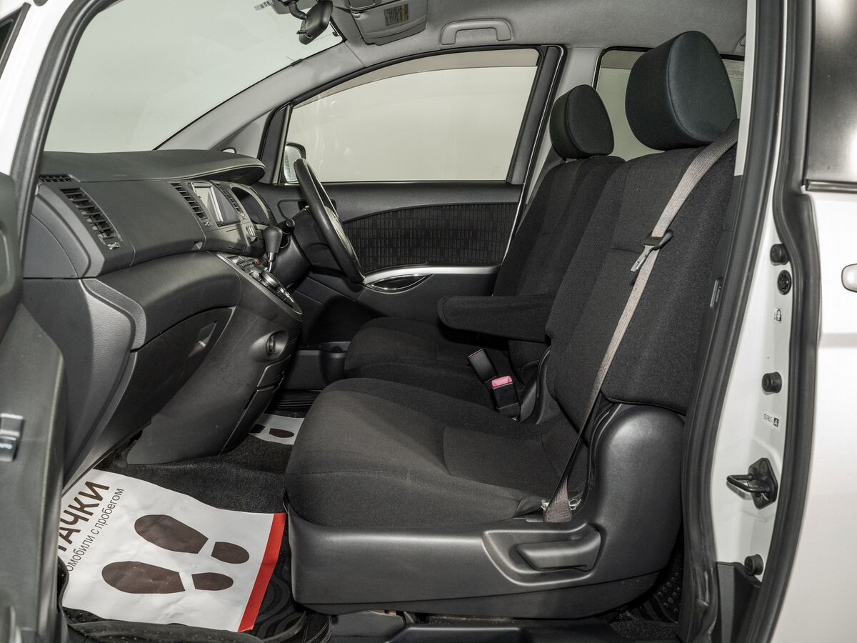 Toyota ISis 2012 - фото автомобиля