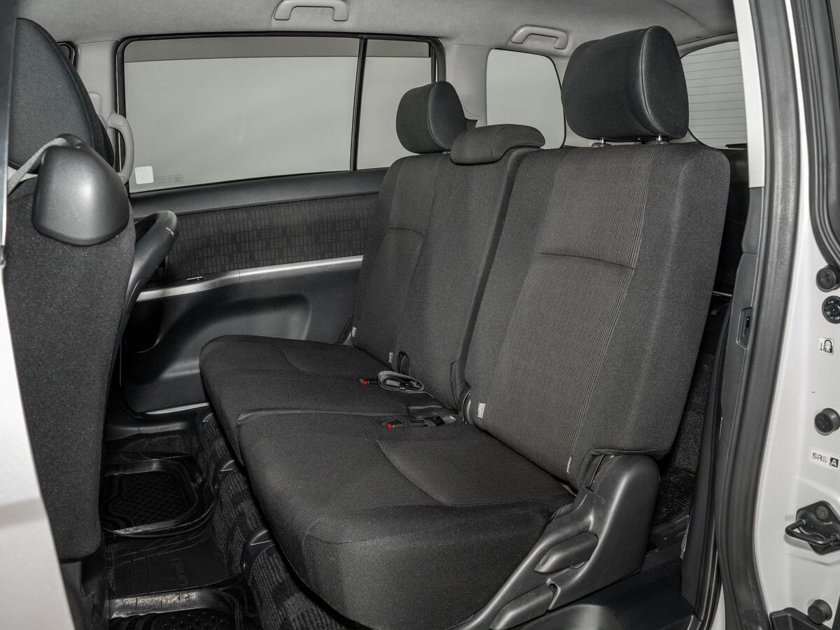 Toyota ISis 2012 - фото автомобиля