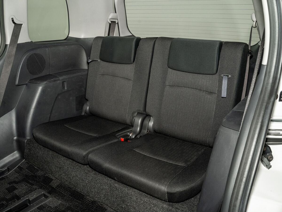 Toyota ISis 2012 - фото автомобиля