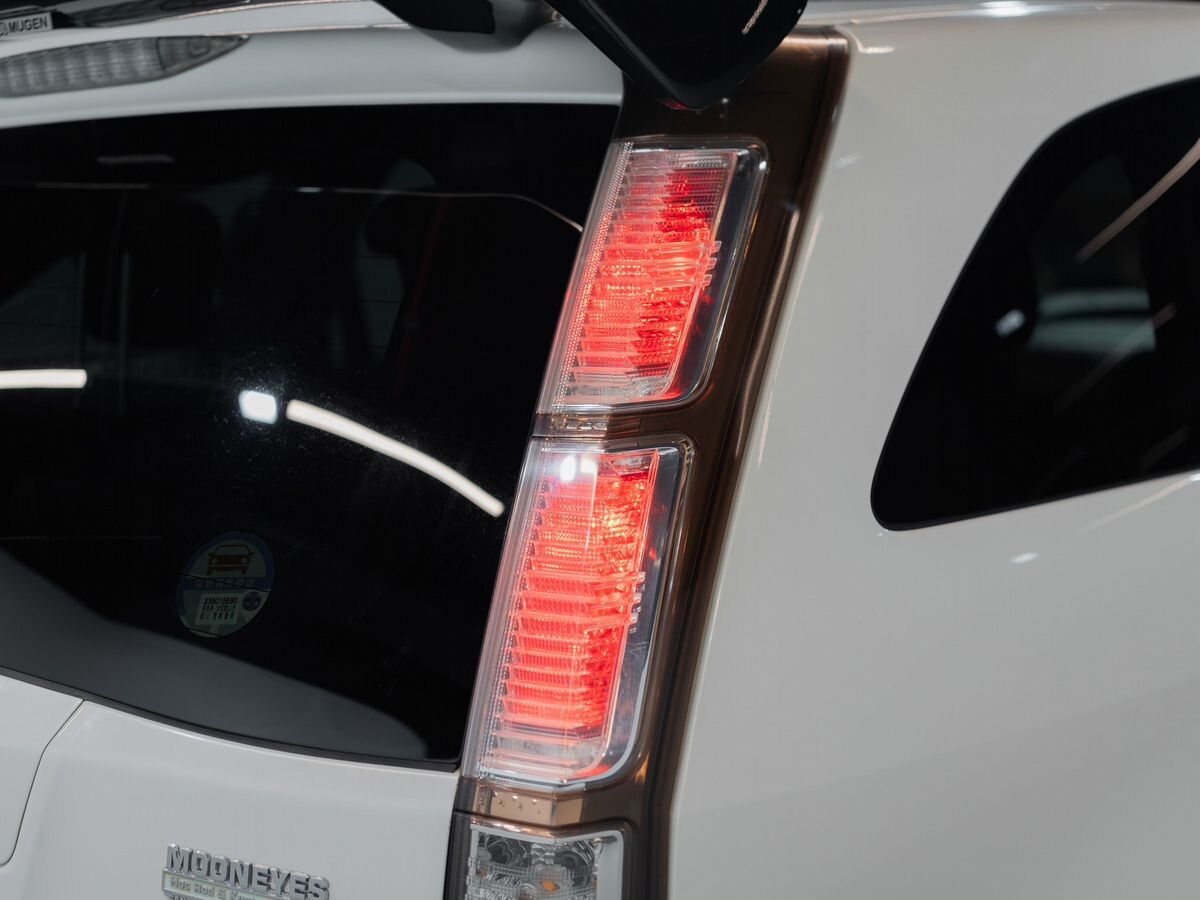 Honda Stream 2009 - фото автомобиля