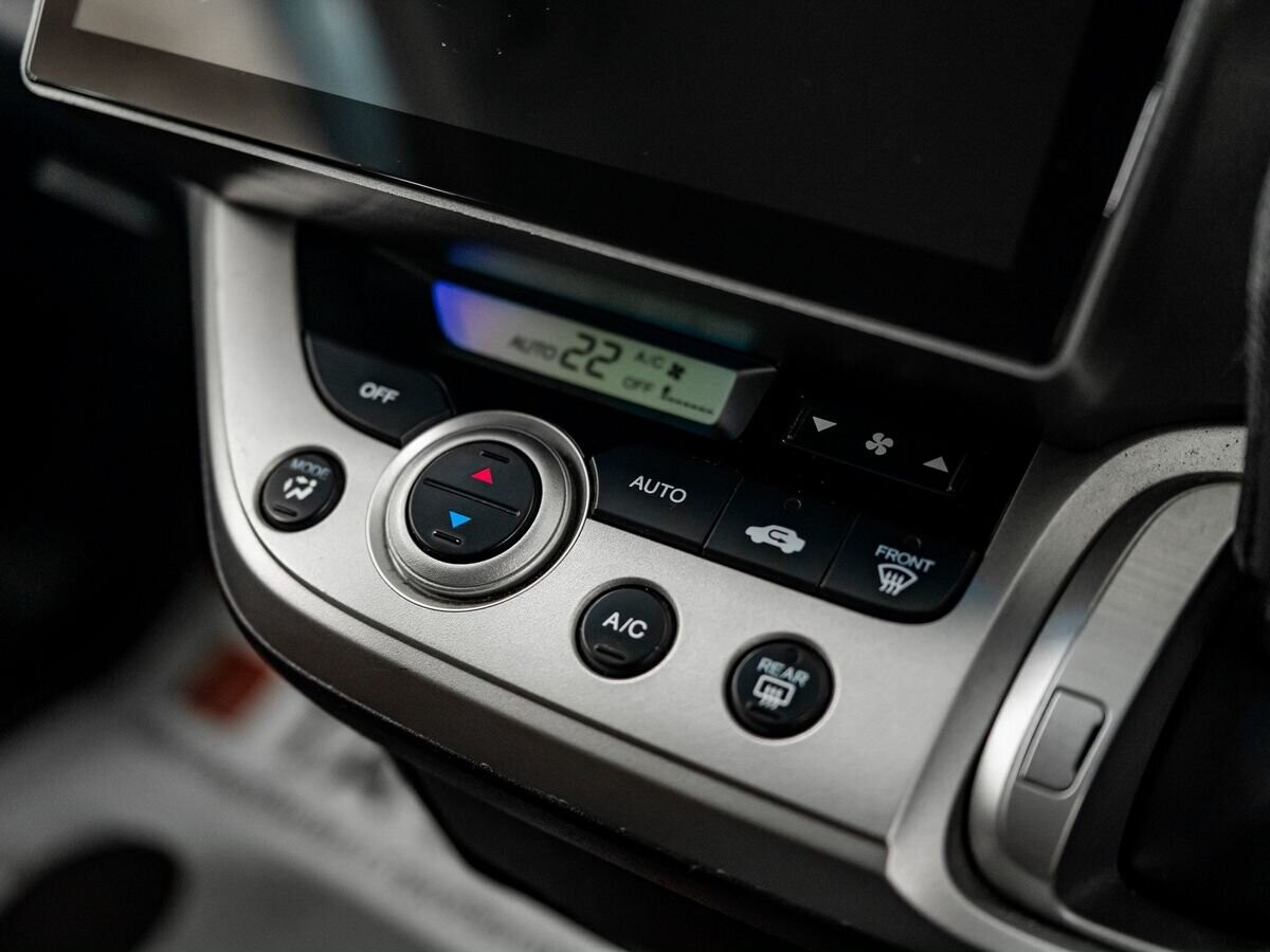 Honda Stream 2011 - фото автомобиля