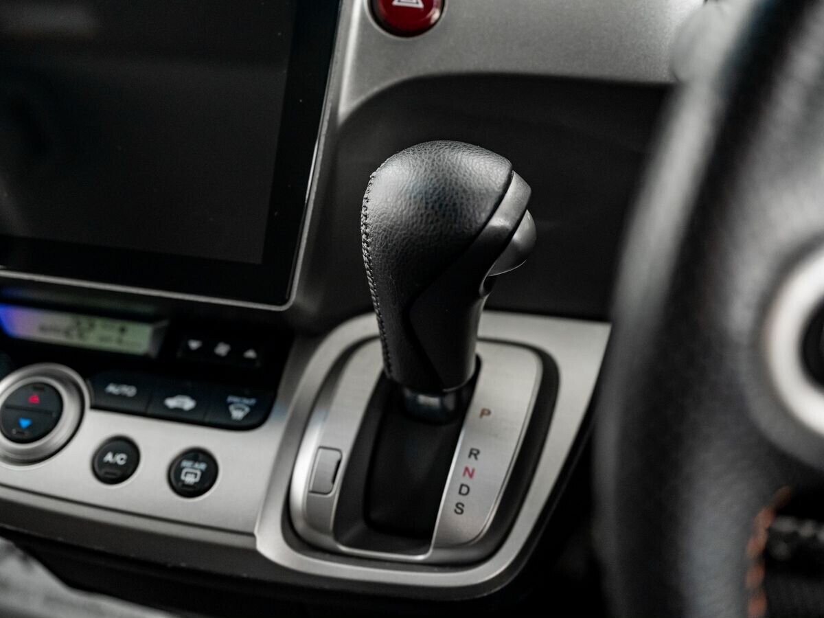 Honda Stream 2011 - фото автомобиля