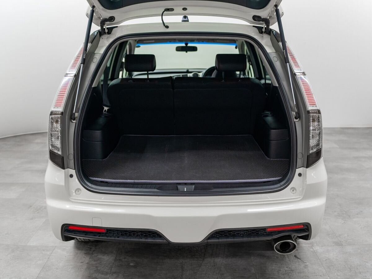 Honda Stream 2011 - фото автомобиля