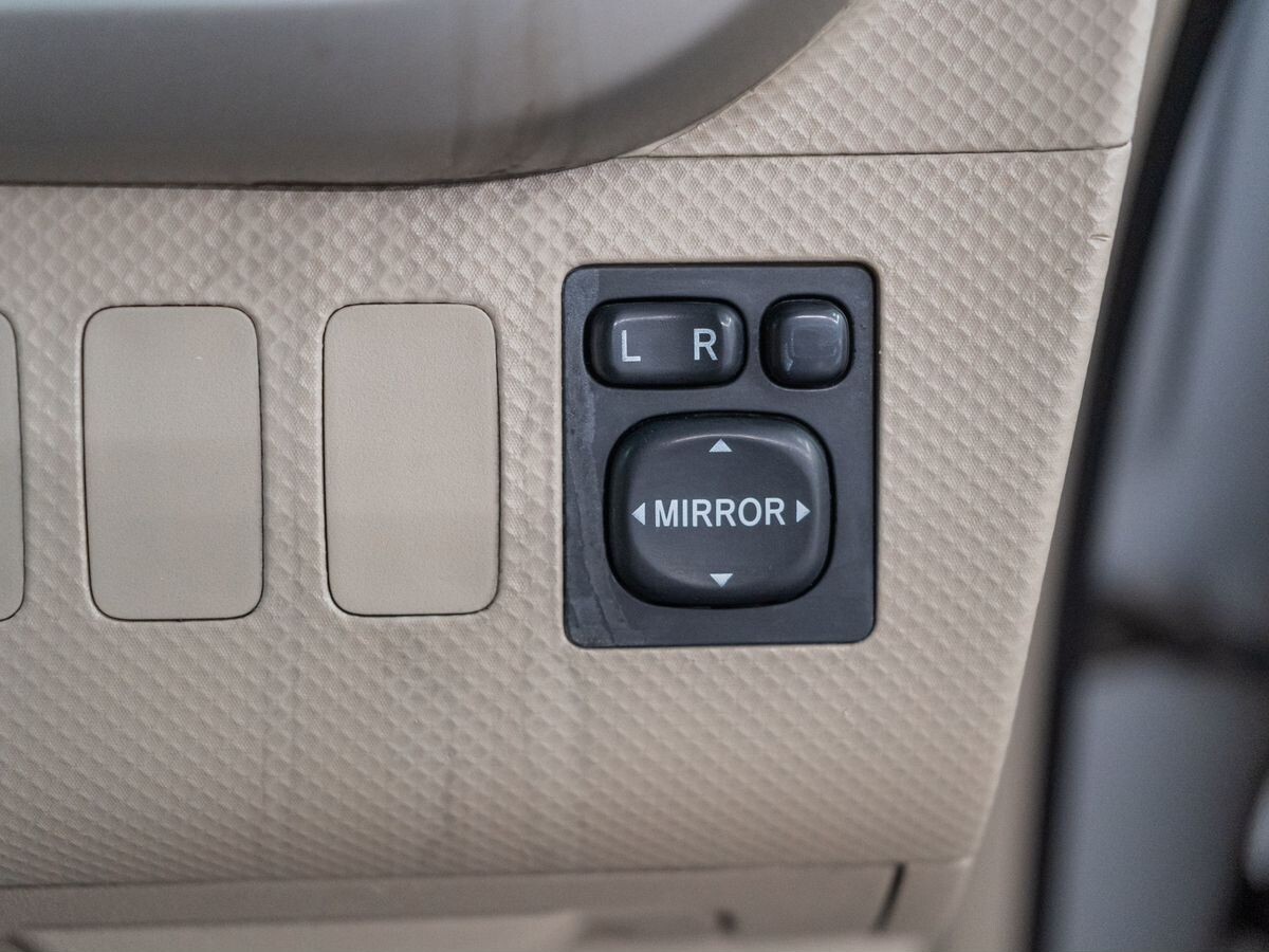 Toyota Porte 2004 - фото автомобиля