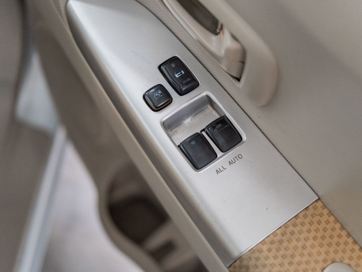 Toyota Porte 2004 - фото автомобиля