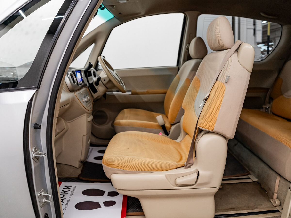 Toyota Porte 2004 - фото автомобиля