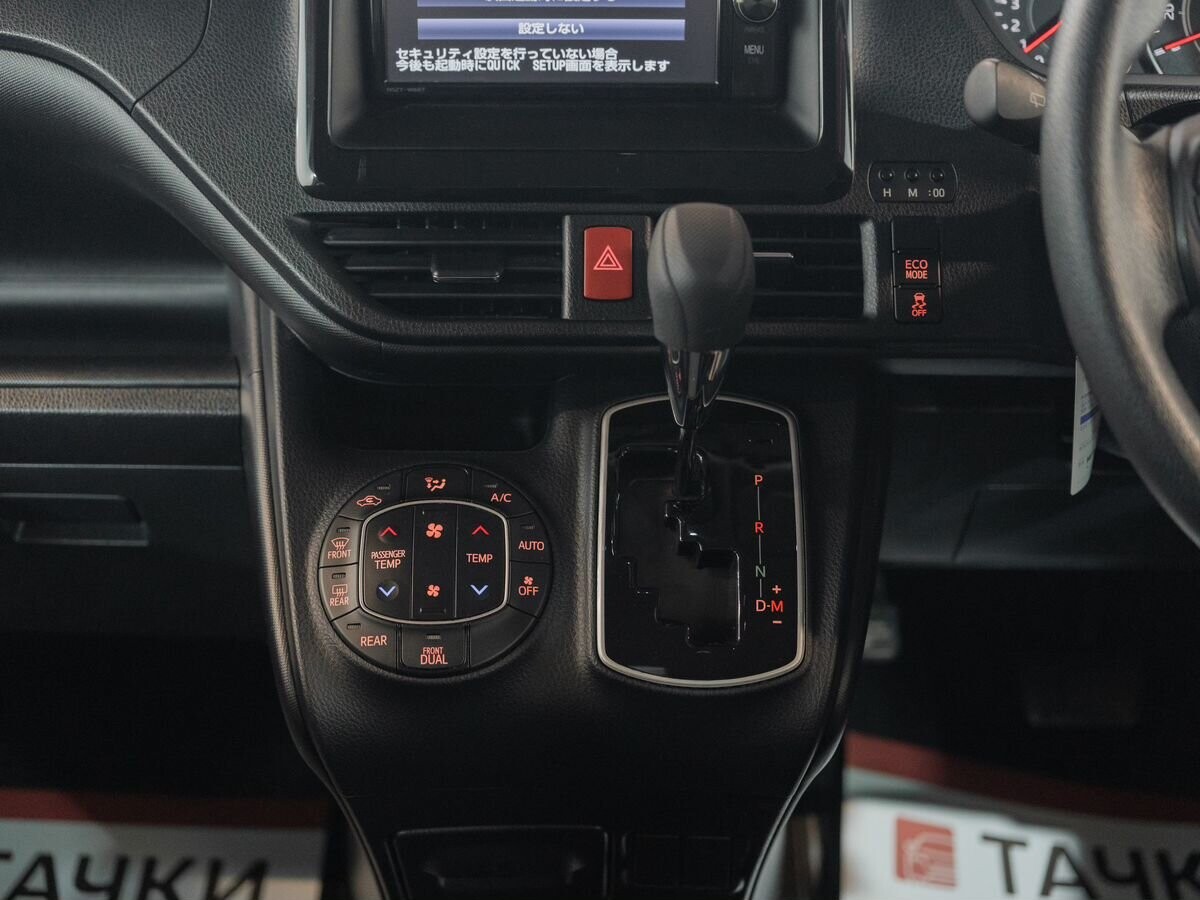 Toyota Noah 2017 - фото автомобиля