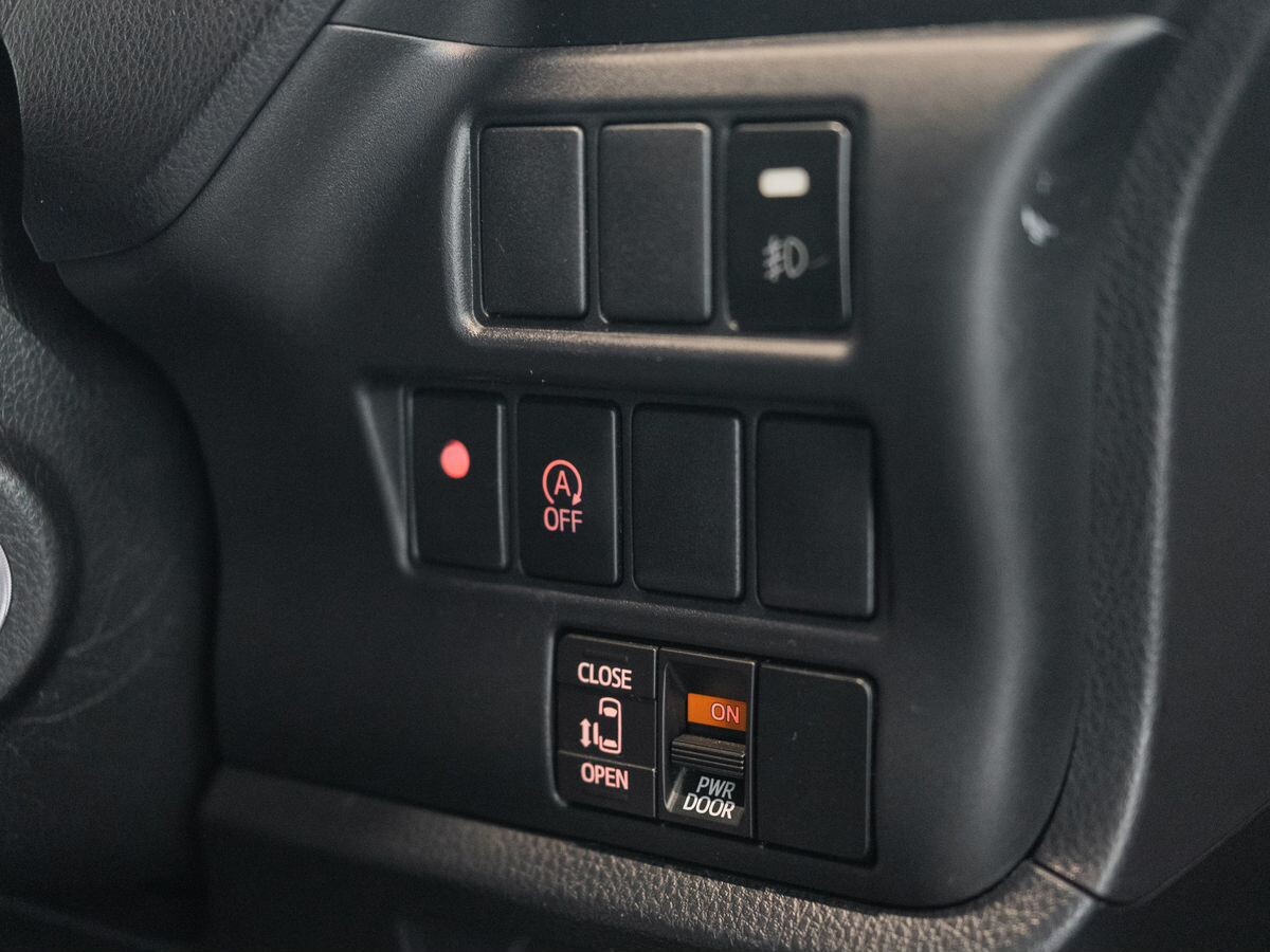 Toyota Noah 2017 - фото автомобиля