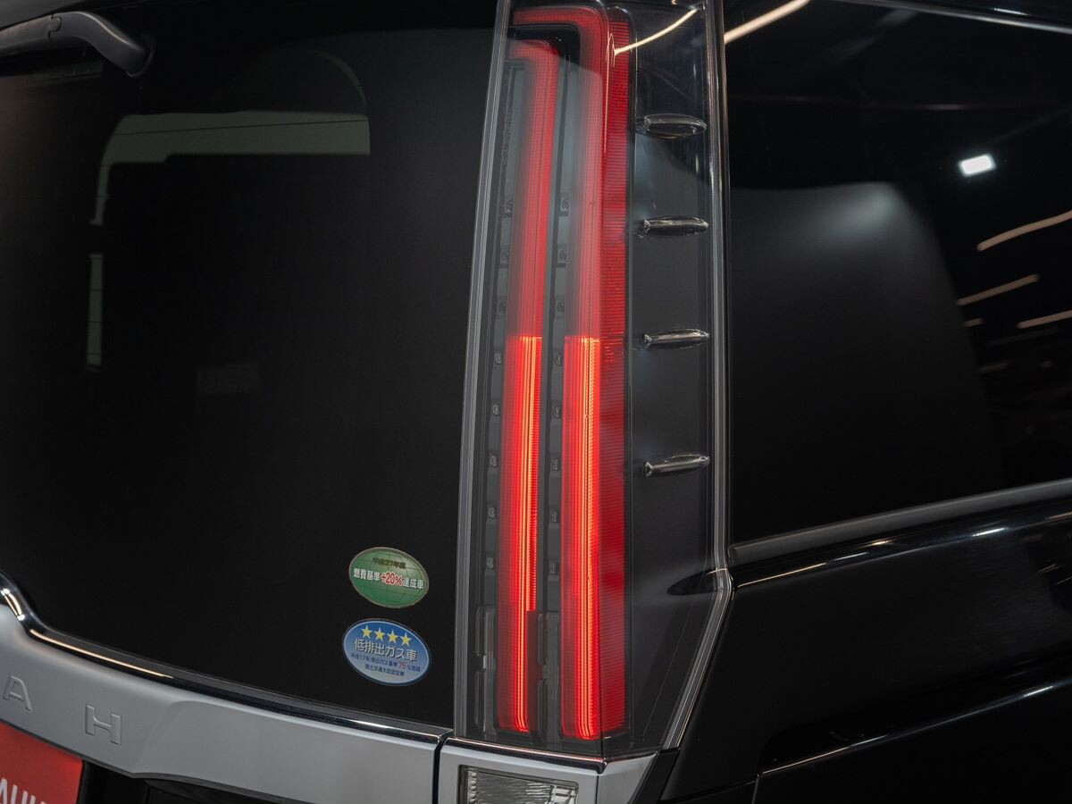 Toyota Noah 2017 - фото автомобиля