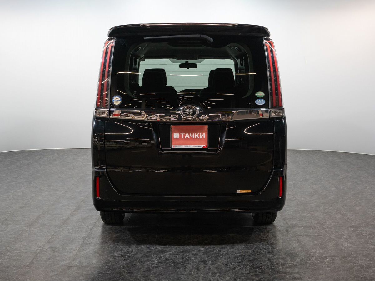 Toyota Noah 2017 - фото автомобиля