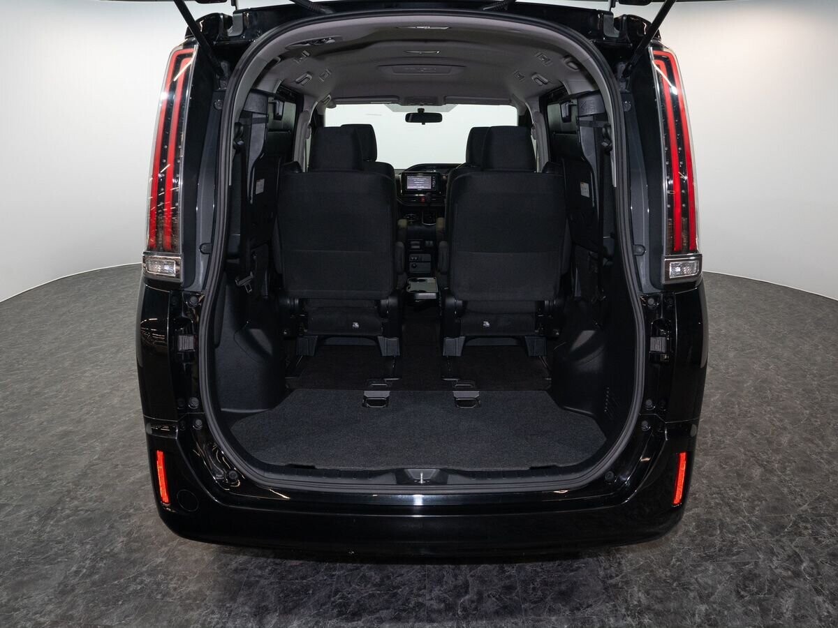 Toyota Noah 2017 - фото автомобиля